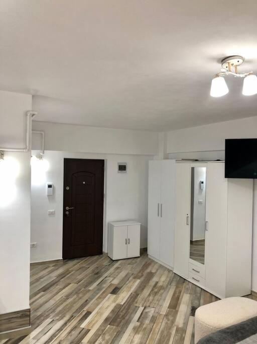 Garsoniera- Bulevard Dem Radulescu Râmnicu Vâlcea Esterno foto